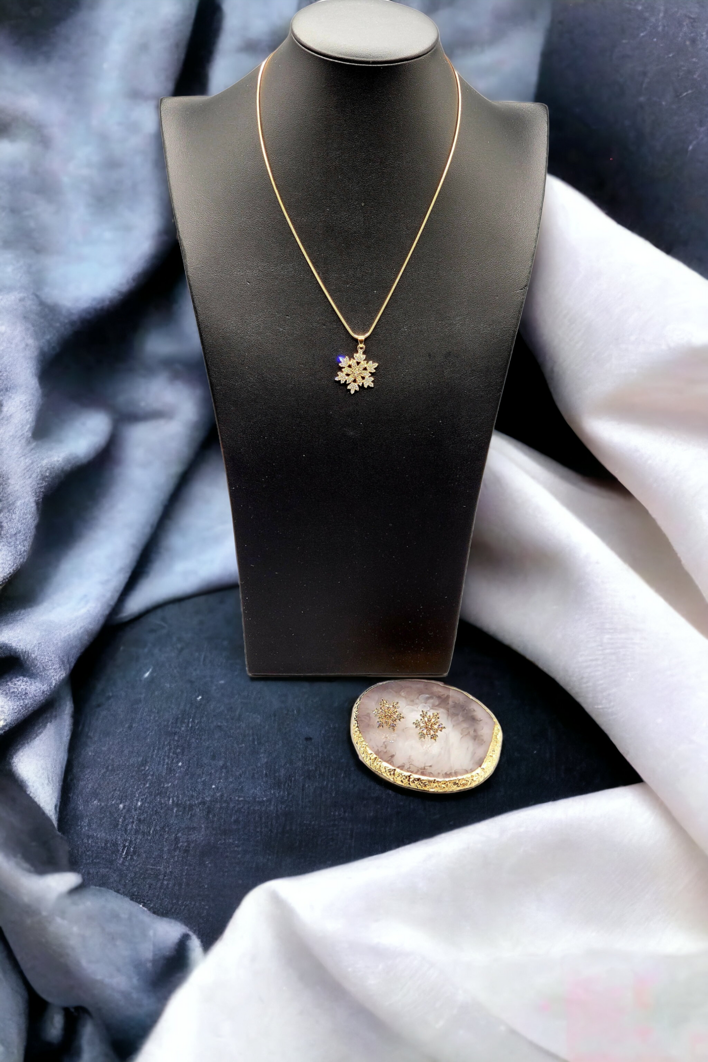 It's a white Christmas snowflake necklace set (jewelry)