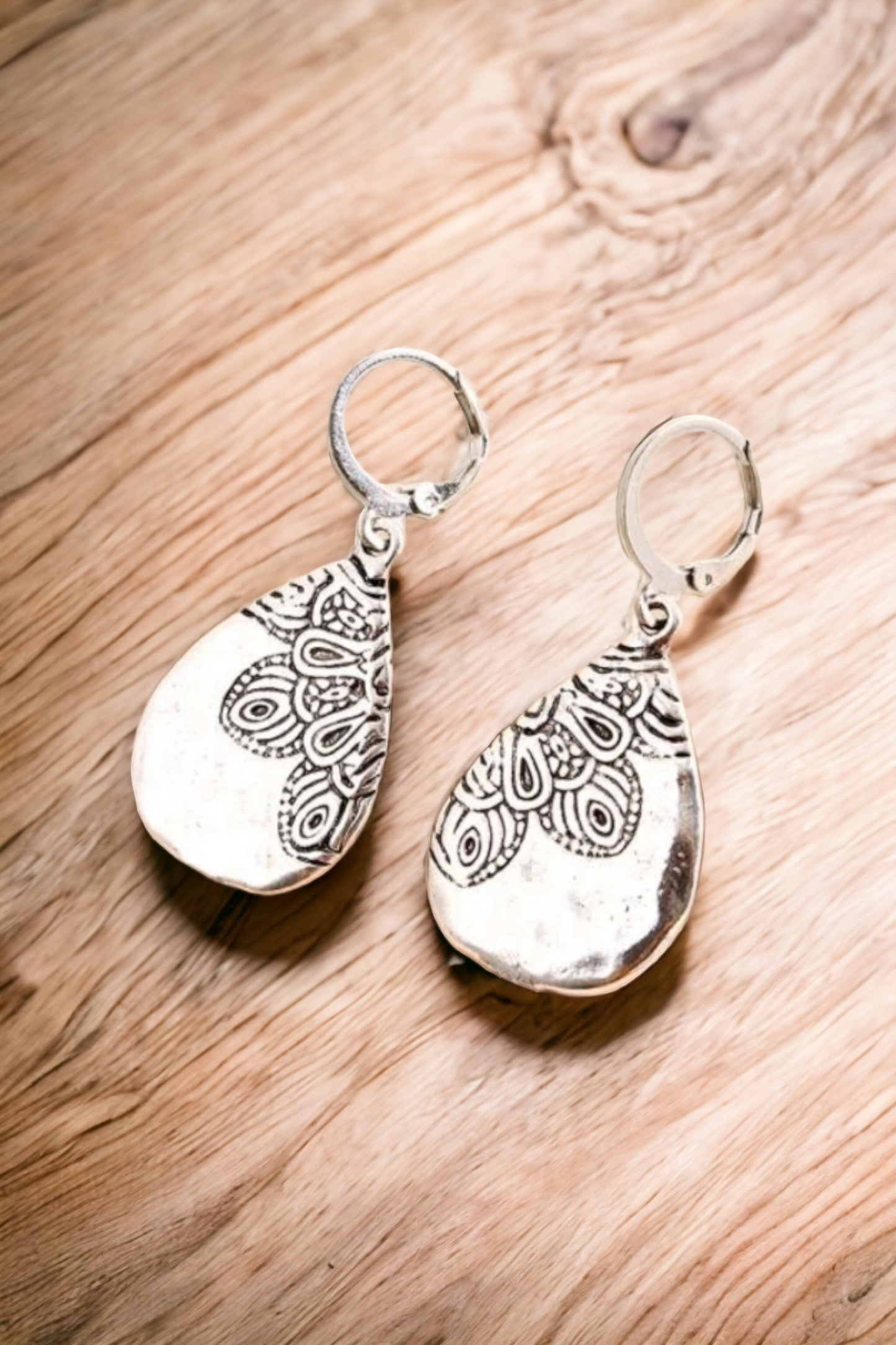 Embossed silver earrings (Earrings)