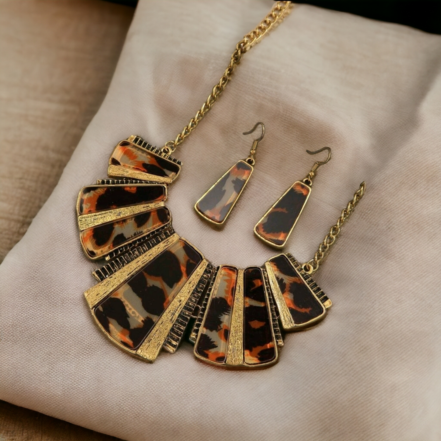 On the prowl necklace set (necklace set)