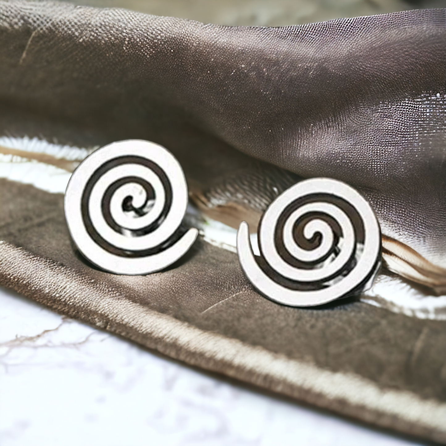 Swirl stud earrings (Jewelry)