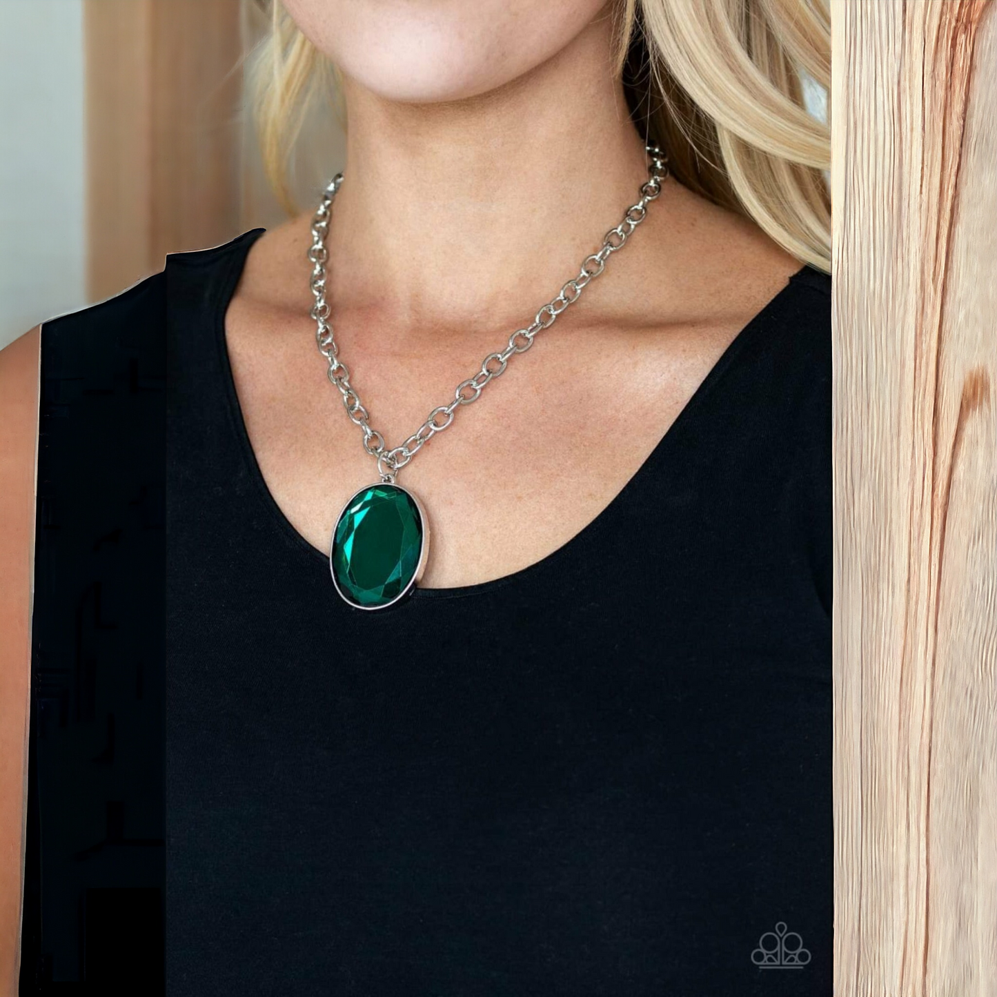 Green elegance necklace (jewlery)