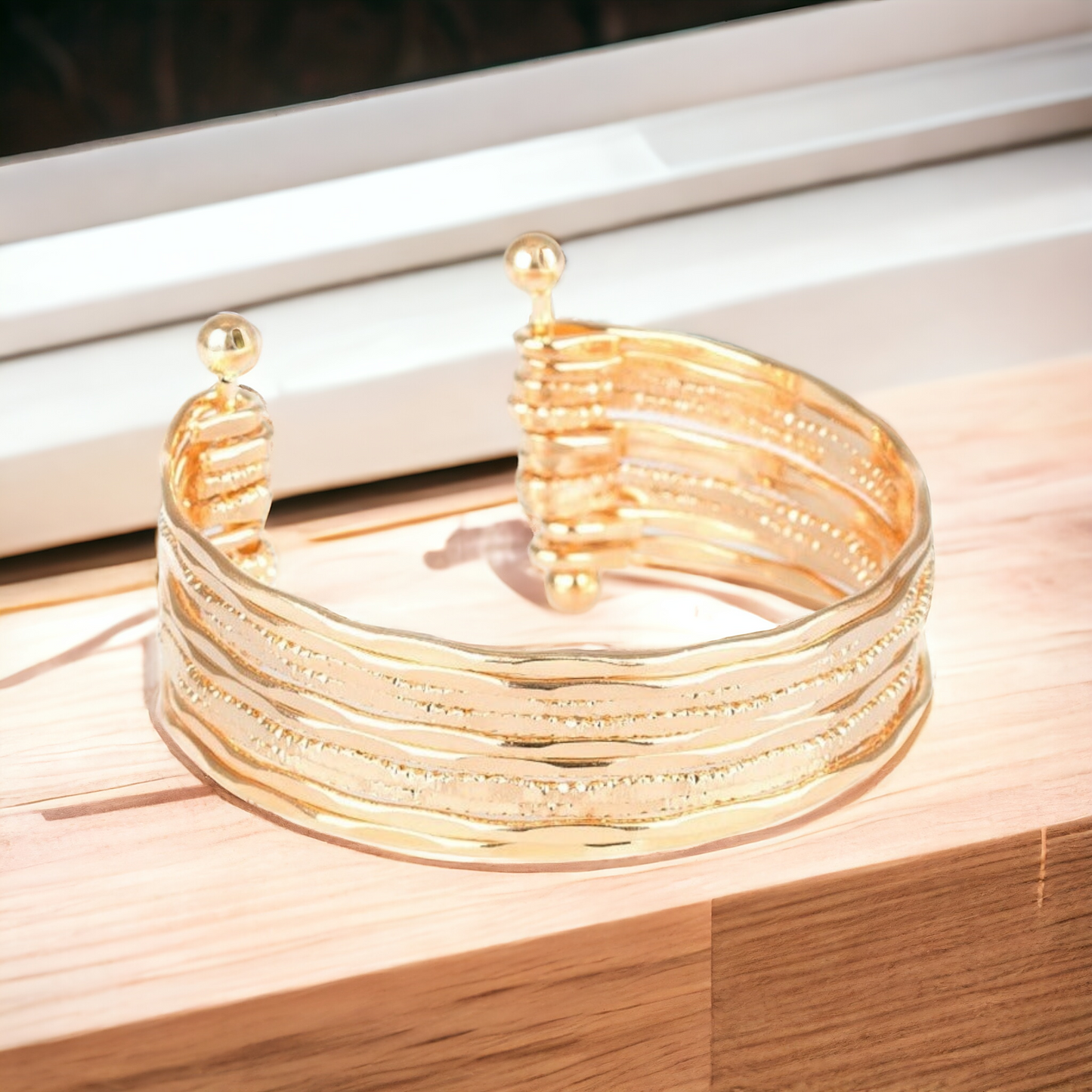 Sleek Shimmer - Gold bracelet