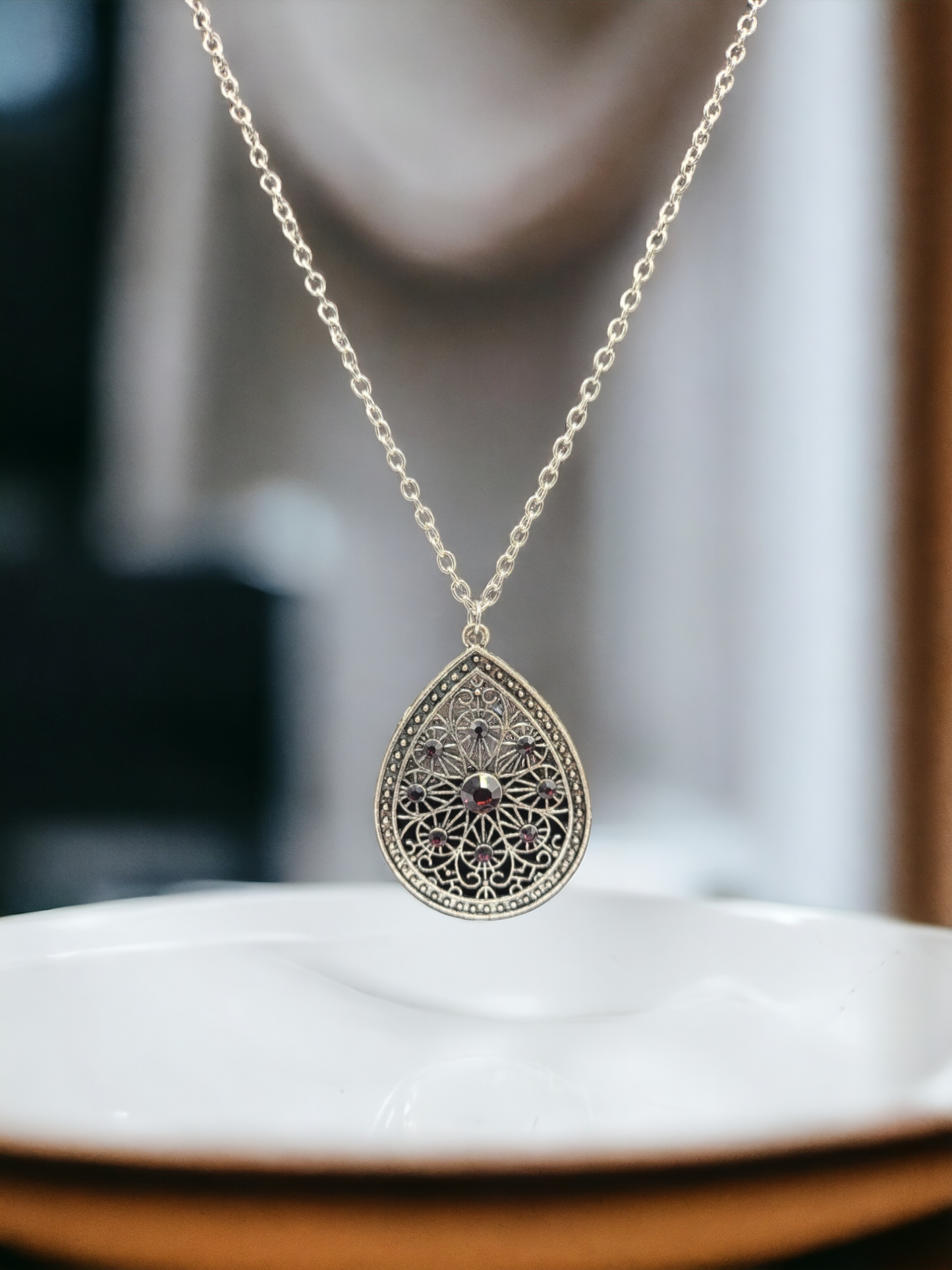 Pendantly purple necklace (Necklaces)