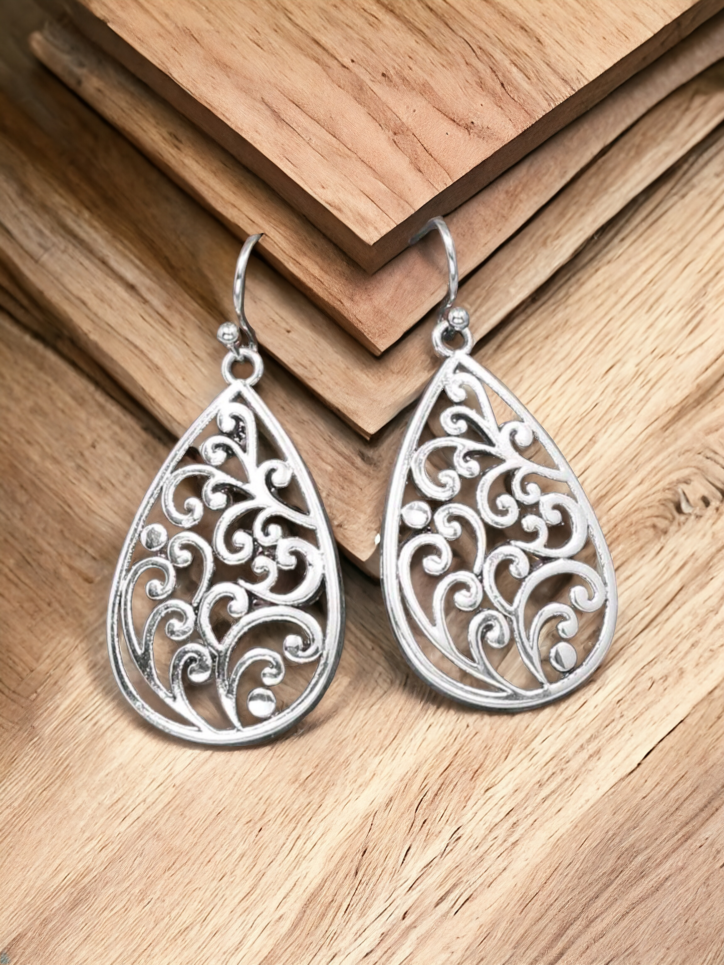 Scrolling around earrings (earrings)