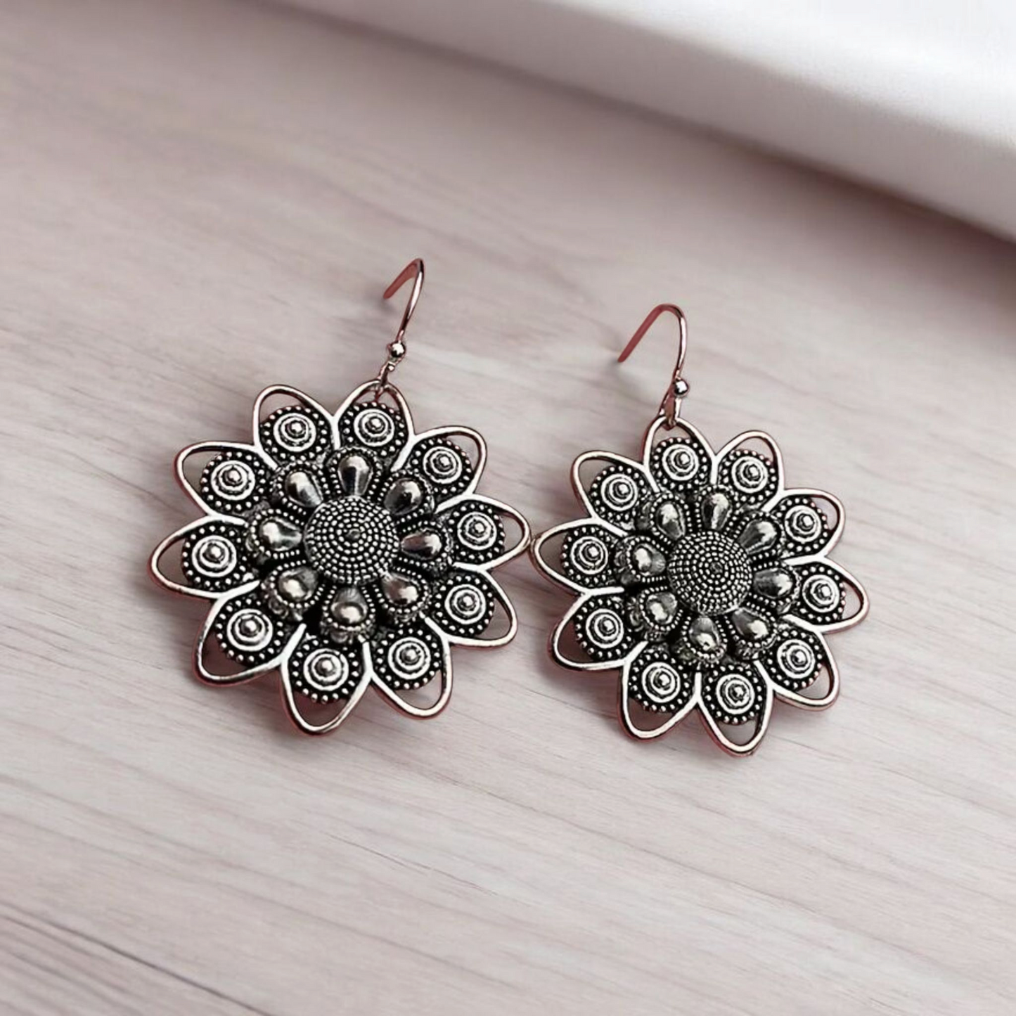 Flower gaze earrings (Earrings)