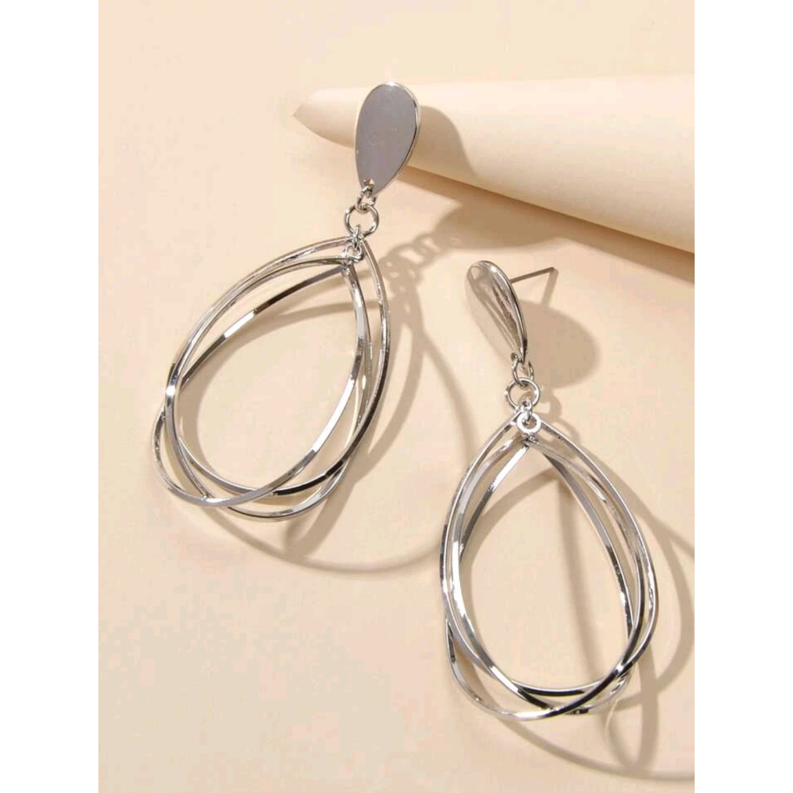 Windblown earrings (earrings)