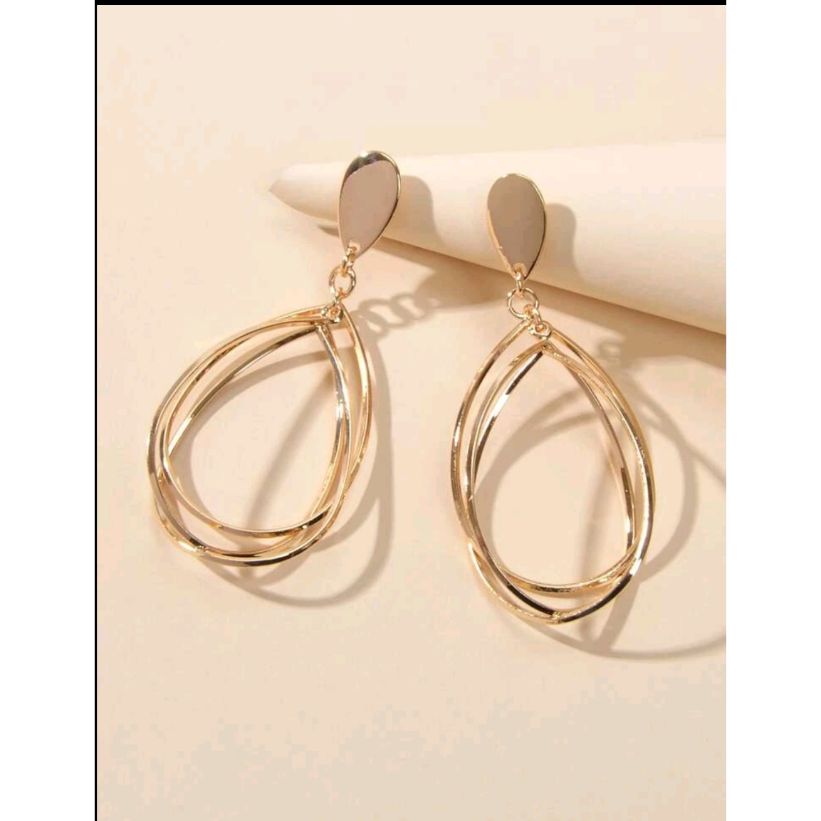 Windblown earrings (earrings)