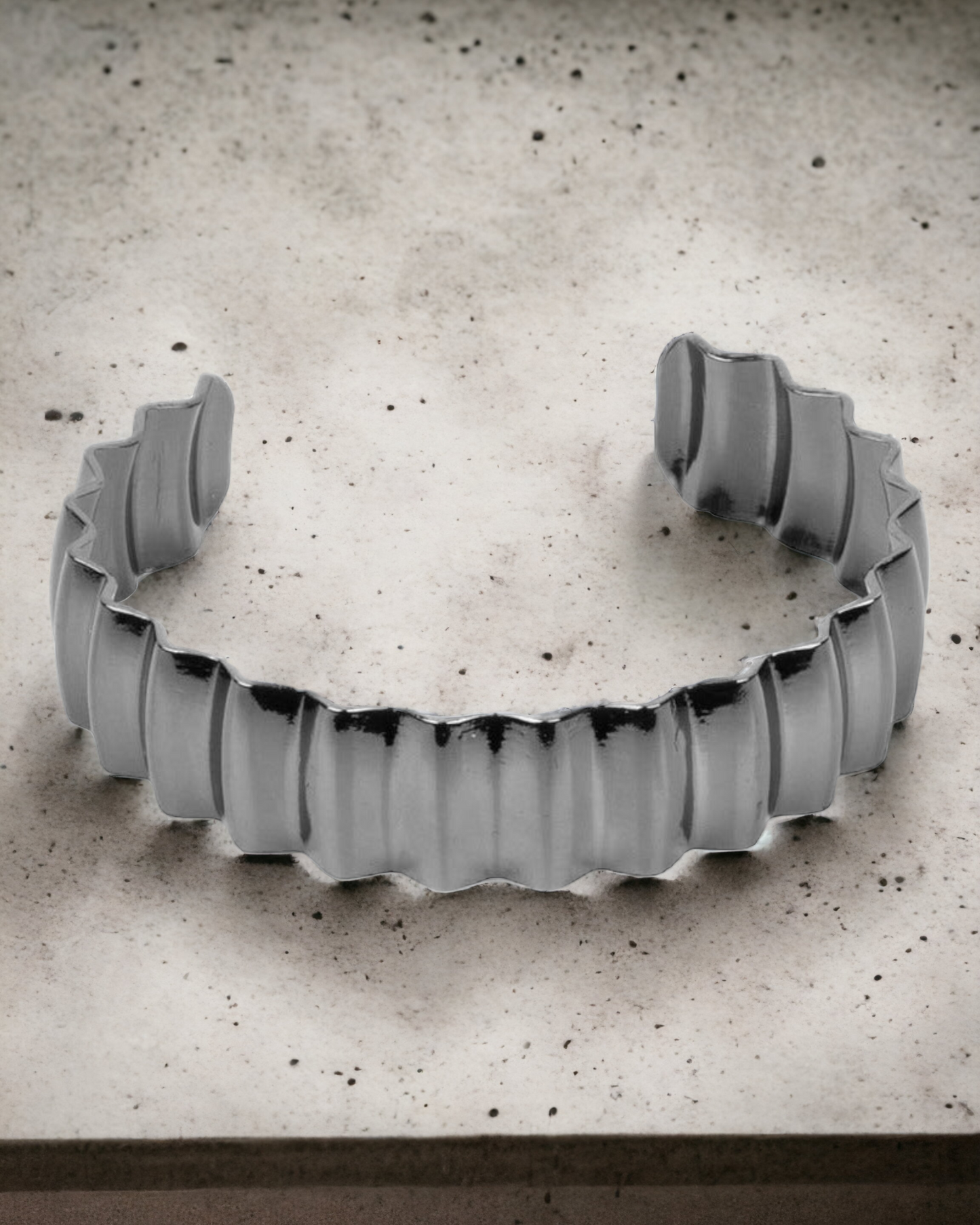 Across The HEIR-Waves - Black bracelet