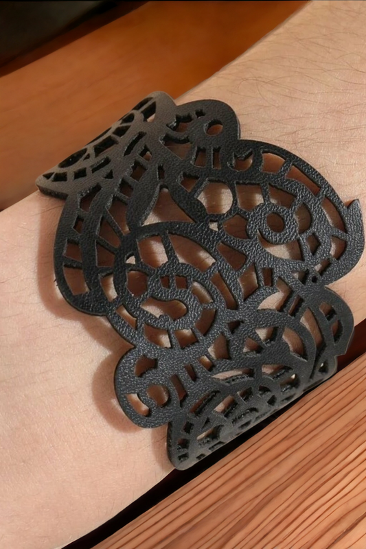 Hollowed out snap bracelet (Jewelry)