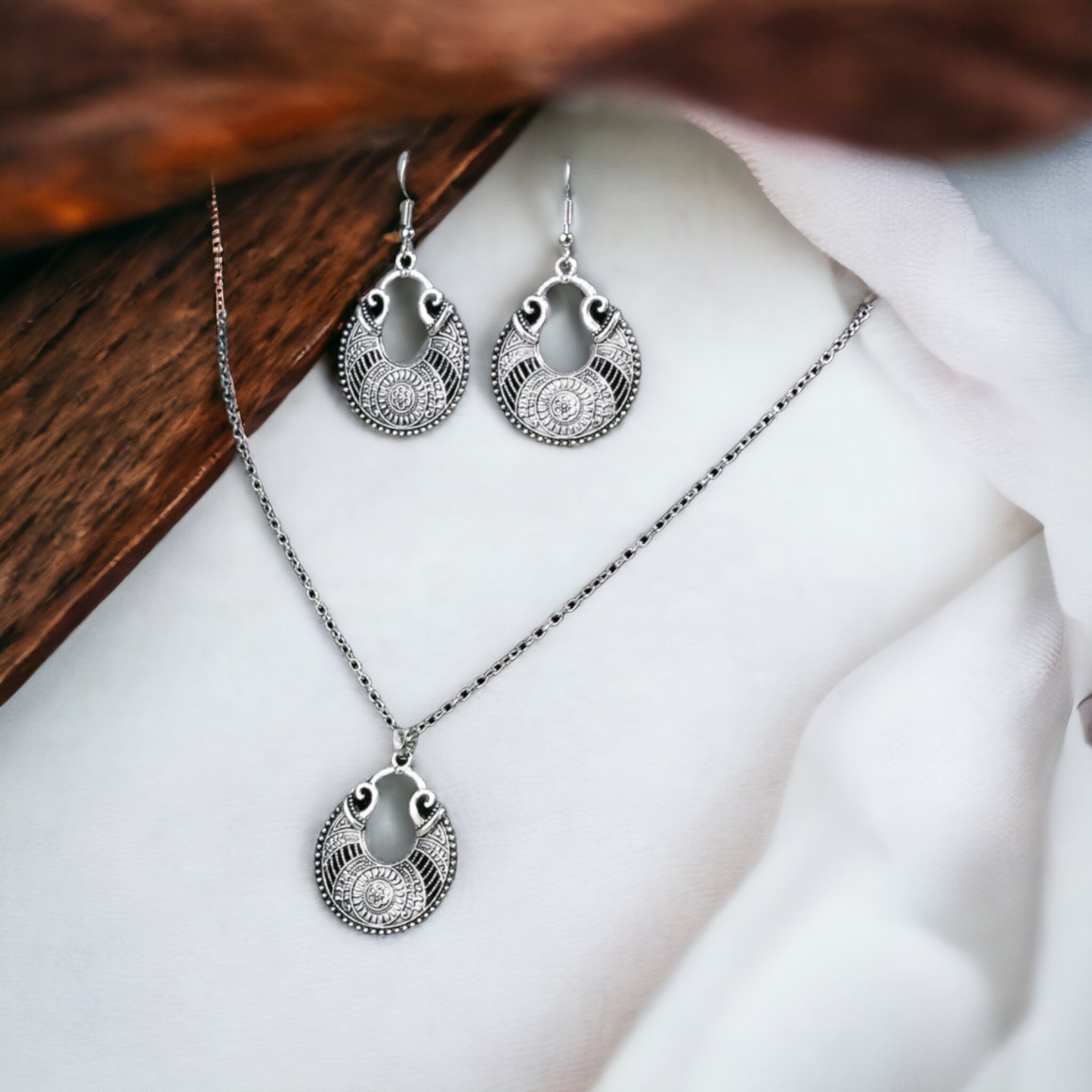 Vintage rose necklace set