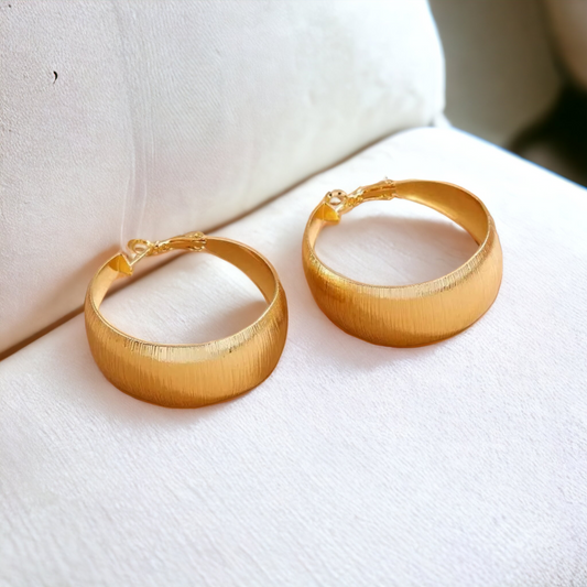 Golden hoop earrings (Jewelry)