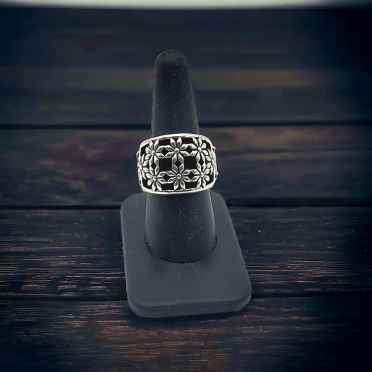Silver flower bed ring (Jewelry)