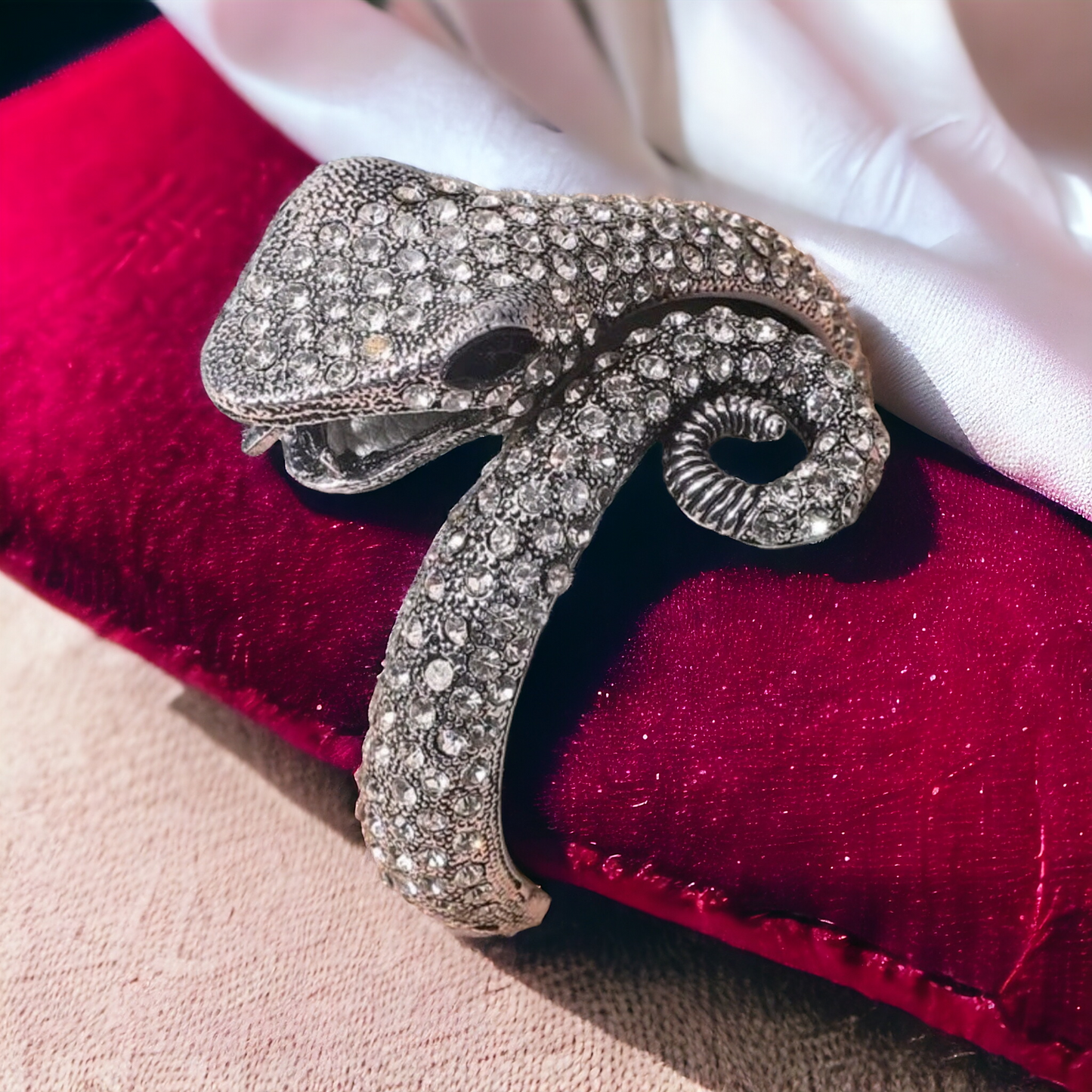 Serpantine belt bracelet