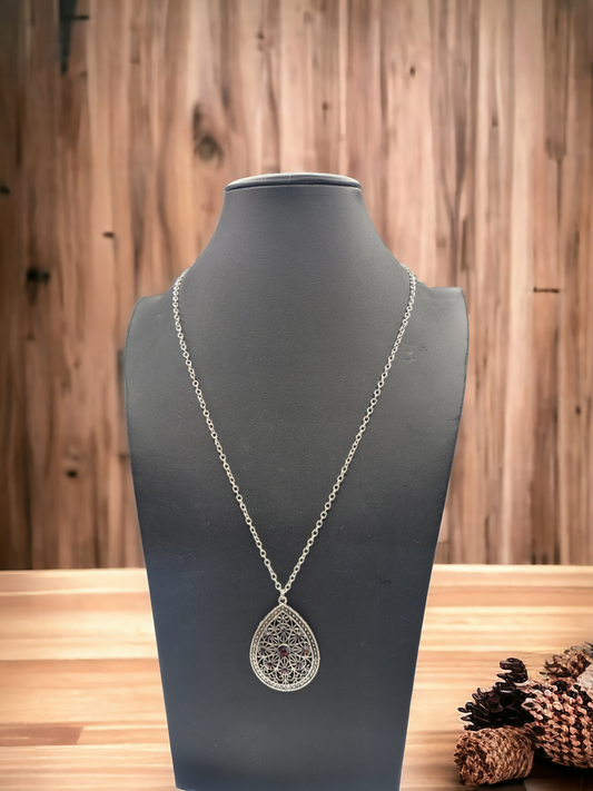 Pendantly purple necklace (Necklaces)
