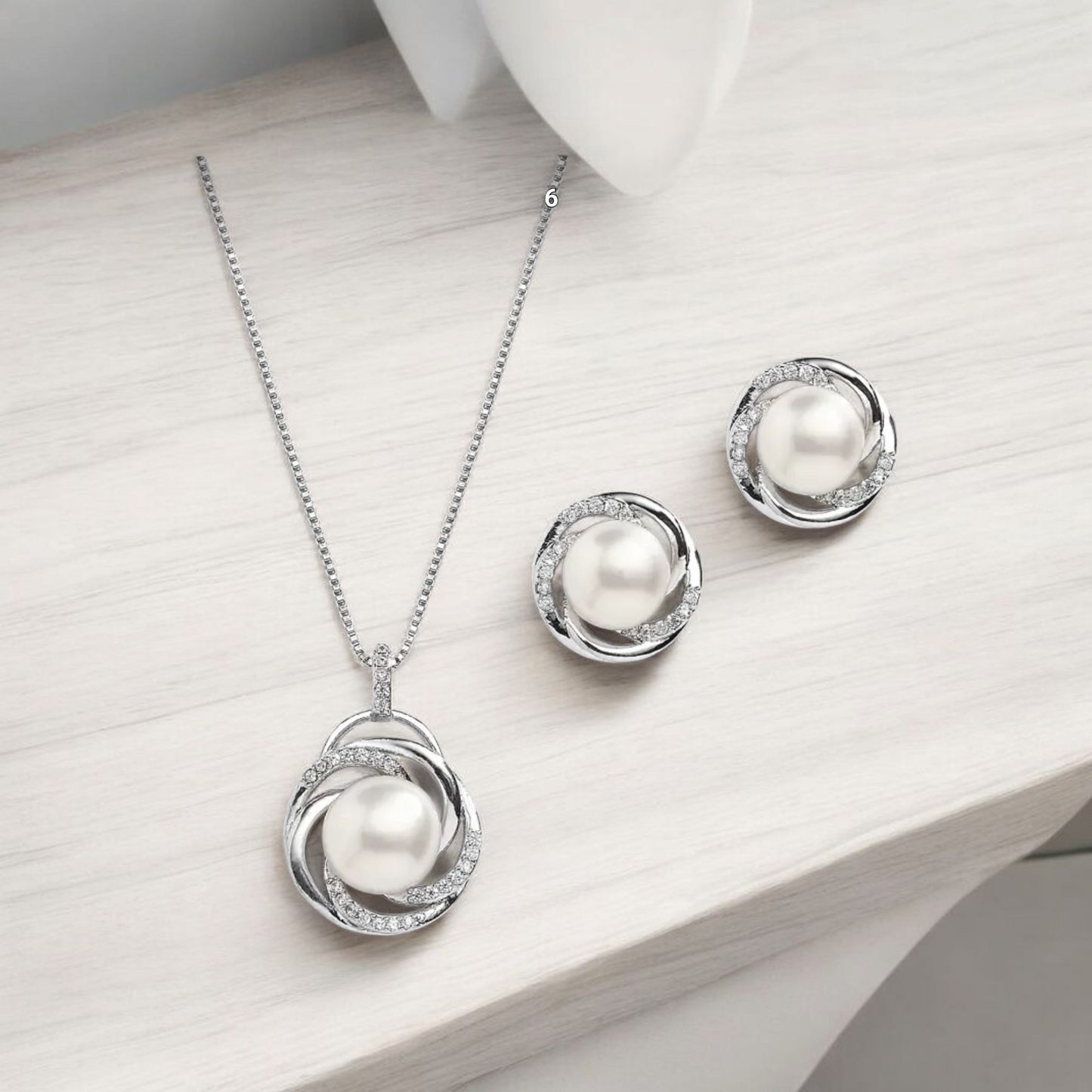 Precious pearl's necklace & earring set