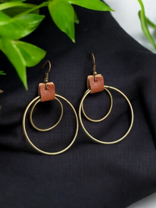 Strapped earrings (earrings)