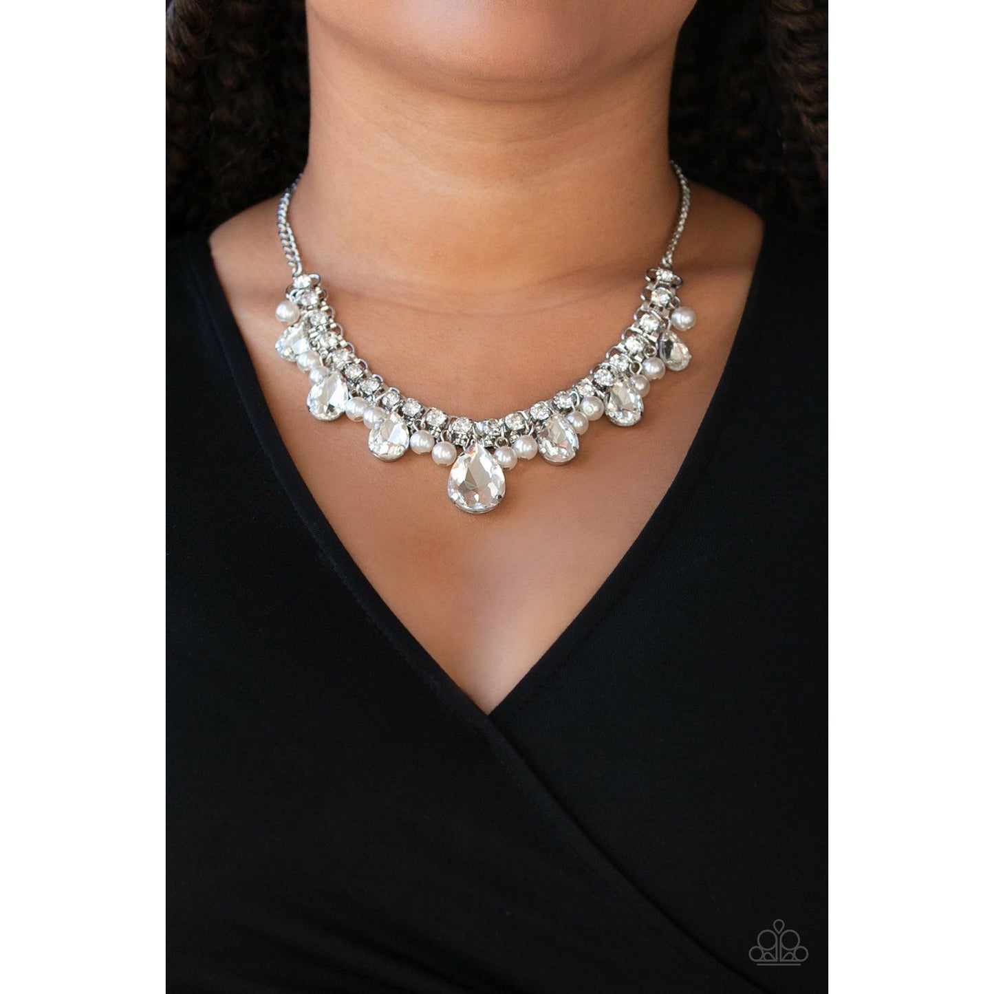 Knockout Queen - White necklace